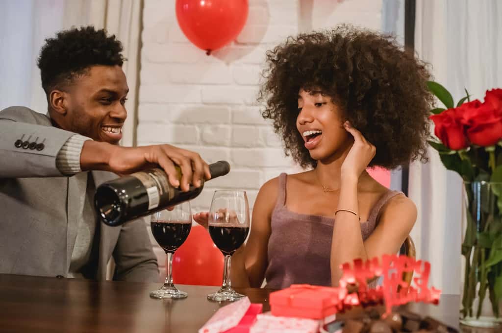 Online Dating: 4 Ways To Be More Confident